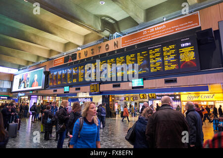 Elettronica di bordo partenza Euston Stazione ferroviaria London REGNO UNITO Foto Stock