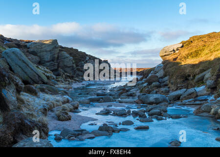 Frozen River Kinder in inverno. Kinder cancelli, Kinder Scout, Derbyshire, Parco Nazionale di Peak District, England, Regno Unito Foto Stock