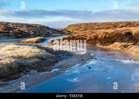 Frozen River Kinder vicino Kinder cancelli, Kinder Scout, Derbyshire, Parco Nazionale di Peak District, England, Regno Unito Foto Stock