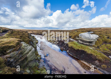 Guardando verso il basso sulla Kinder Gates e il fiume Kinder su Kinder Scout, Derbyshire, Parco Nazionale di Peak District, England, Regno Unito Foto Stock