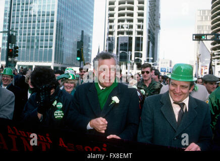 Chicago, Illinois, USA, 17 marzo 1987 decimo Ward consigliere Edward Vrdolyak marche nell'annuale festa di San Patrizio parata nel centro cittadino di Chicago. Una folla di oltre 60.000 persone rivestite le strade della downtown Loop area della città ventosa per guardare la parata annuale. Credito: Mark Reinstein Foto Stock