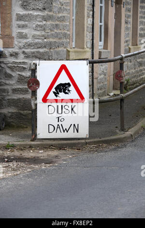 Stagionale dal tramonto all'alba toad segno di attraversamento del Parco Nazionale di Peak District villaggio di Monyash vicino a Bakewell Foto Stock