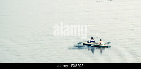 Kayaking ad acqua di grandi dimensioni Foto Stock