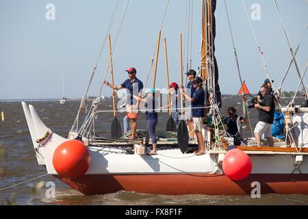 Il tradizionale polinesiano voyaging canoe Hokulea vele della Indian River prima stoping per onorare gli astronauti Hawaiiani vicino al Kennedy Space Center Aprile 5, 2016 in Titusville, Florida. Il tradizionalmente concepito, oceaniche Hawaiian canoa è in barca a vela intorno al mondo la dimostrazione di antiche tecniche di navigazione e di aumentare la consapevolezza del cambiamento climatico. Foto Stock