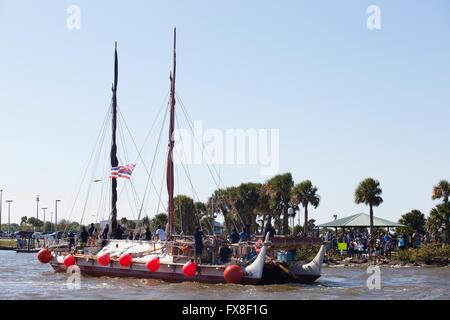 Il tradizionale polinesiano voyaging canoe Hokulea vele della Indian River prima stoping per onorare gli astronauti Hawaiiani vicino al Kennedy Space Center Aprile 5, 2016 in Titusville, Florida. Il tradizionalmente concepito, oceaniche Hawaiian canoa è in barca a vela intorno al mondo la dimostrazione di antiche tecniche di navigazione e di aumentare la consapevolezza del cambiamento climatico. Foto Stock