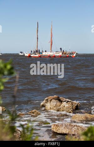 Il tradizionale polinesiano voyaging canoe Hokulea vele della Indian River prima stoping per onorare gli astronauti Hawaiiani vicino al Kennedy Space Center Aprile 5, 2016 in Titusville, Florida. Il tradizionalmente concepito, oceaniche Hawaiian canoa è in barca a vela intorno al mondo la dimostrazione di antiche tecniche di navigazione e di aumentare la consapevolezza del cambiamento climatico. Foto Stock