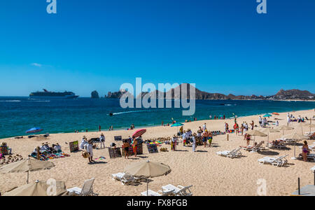 Cabo San Lucas, Messico- Aprile 27/2016: Fornitori ci vendono merci e servizi ai turisti nella parte anteriore di un resort a Cabo San Lucas Foto Stock