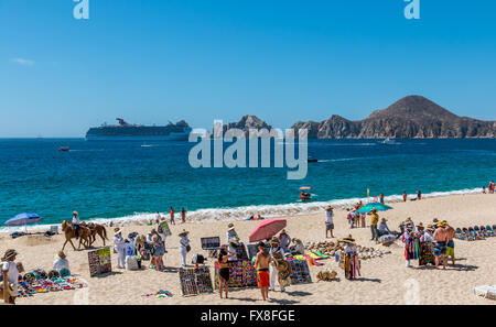 Cabo San Lucas, Messico- Aprile 27/2016: Fornitori ci vendono merci e servizi ai turisti nella parte anteriore di un resort a Cabo San Lucas Foto Stock