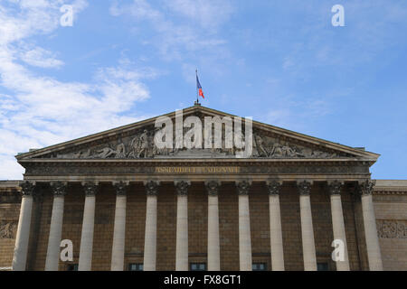 La Francia. Parigi. La facciata della Assemblea Nazionale (Palazzo Bourbon), 1806-08 da Bernard Poyet. Foto Stock