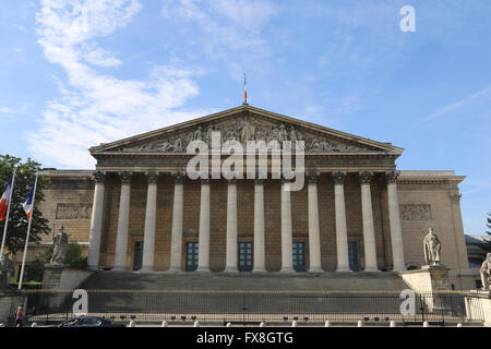 La Francia. Parigi. La facciata della Assemblea Nazionale (Palazzo Bourbon), 1806-08 da Bernard Poyet. Foto Stock