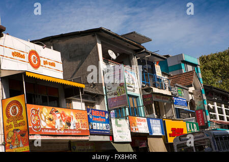 Sri Lanka, Kandy, Senanayake Veediya Street, negozi in costruzioni vecchie e nuove Foto Stock