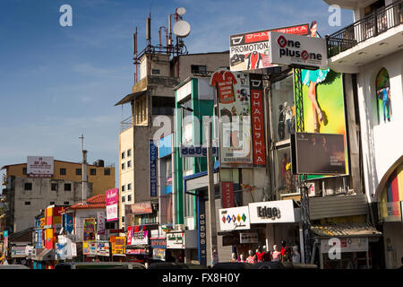 Sri Lanka, Kandy, Kotugodella Street; negozi in costruzioni vecchie e nuove Foto Stock