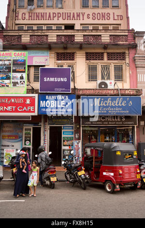 Sri Lanka, Kandy, Senanayake Veediya Street, negozi nel vecchio edificio Foto Stock