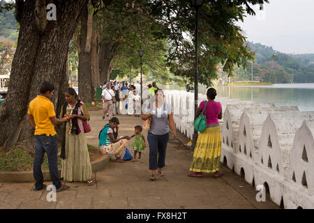 Sri Lanka, Kandy, Dalada Vidiya, mendicante palm di lettura del visitatore accanto a Kiri Muhuda Lago Foto Stock
