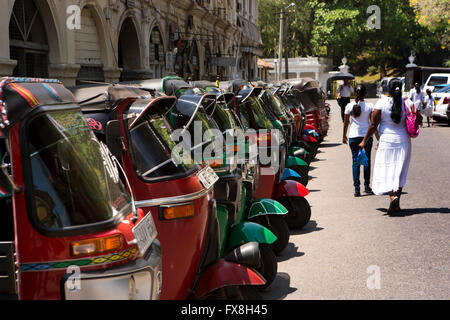 Sri Lanka, Kandy, Deva Vidiya, linea di rosso auto rickshaw tuk-tuks Foto Stock