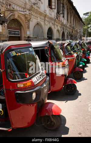 Sri Lanka, Kandy, Deva Vidiya, linea di rosso auto rickshaw tuk-tuks Foto Stock