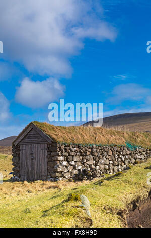 Dal tetto di erba boathouse, Leitisvatn Sørvágsvatn, funzionario ministeriale, Isole Faerøer, Danimarca in aprile - Isole Faerøer Leitisvatn Sorvagsvatn Foto Stock