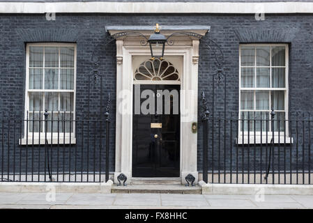 Sportello anteriore del numero 10 di Downing Street, Londra, Inghilterra, Regno Unito. Questa è la residenza ufficiale del Primo Ministro britannico Boris Johnson. Foto Stock