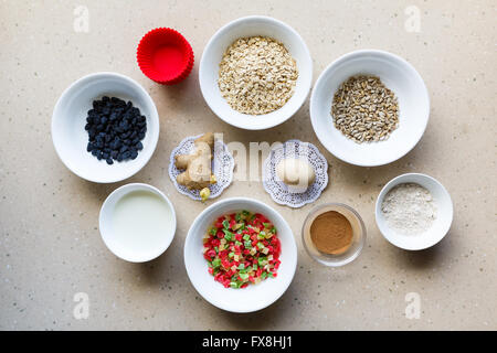 Ingredienti per torte dietetiche in piastre su un tavolo Foto Stock