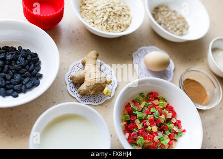 Ingredienti per torte dietetiche in piastre su un tavolo Foto Stock