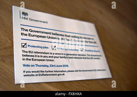 Il controverso opuscolo rilasciato dal governo che ha utilizzato i contribuenti soldi per convincere il Regno Unito pubblica a votare per rimanere nella UE. Foto Stock