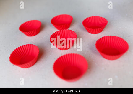 Rosso di silicone teglie di torta su un tavolo Foto Stock