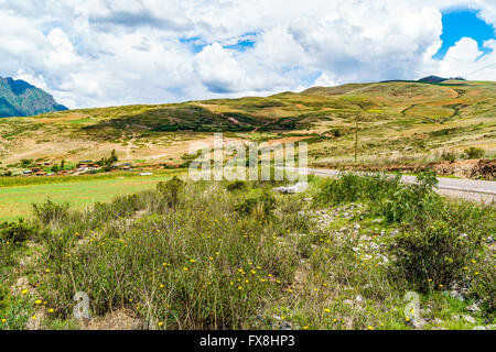 Veduta del borgo alla collina nella Valle Sacra degli Incas del Perù Foto Stock