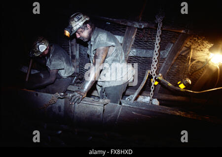 I minatori che lavorano in miniera di carbone Darkov, Repubblica Ceca Foto Stock