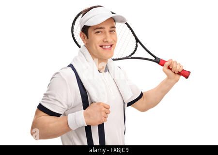Allegro giocatore di tennis in una camicia bianca tenendo un racket e guardando la telecamera isolata su sfondo bianco Foto Stock