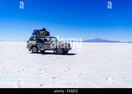 In auto il Salar de Uyuni, il mondo la più grande distesa di sale in Bolivia Foto Stock