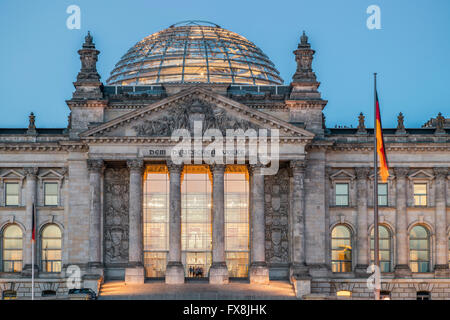 Il palazzo del Reichstag e la cupola Berlino Germania Foto Stock