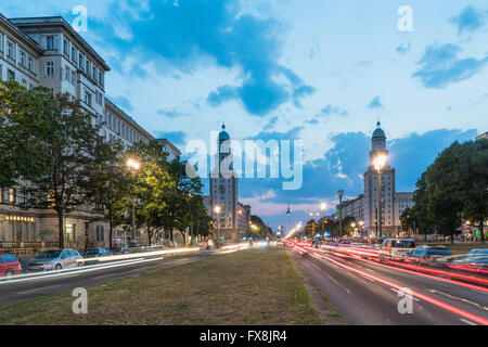 Frankfurter Tor, Friedrichshain, crepuscolo, Berlino, Germania Foto Stock