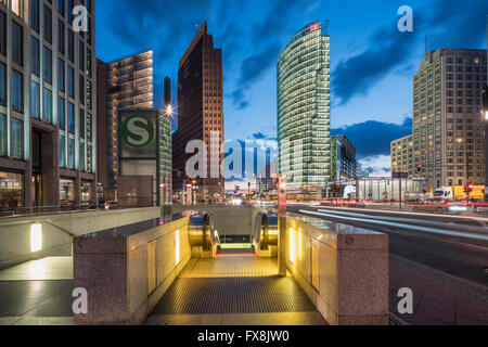 Potsdamer Platz, Berlin , Kollhoff-Tower, Sony Center DB Torre , Beisheim Center, S Bahn ingresso, centro di Berlino, Germania Foto Stock