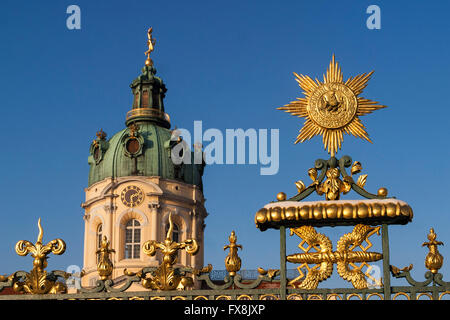 Castello di Charlottenburg , Decorazioni dorate alla recinzione in ferro, Berlino, Germania Foto Stock