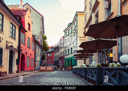 Vecchia strada medievale a Riga, Lettonia. In stile retrò. Foto Stock