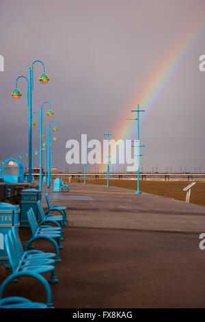 Un acquazzone sopra il mare del Nord visto da Skegness, Lincolnshire, England, Regno Unito Foto Stock