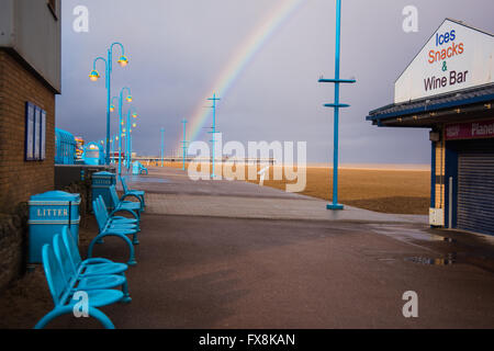 Un acquazzone sopra il mare del Nord visto da Skegness, Lincolnshire, England, Regno Unito Foto Stock