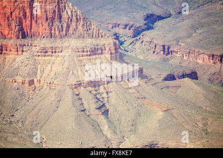 Elicottero che trasporta il carico oltre il Grand Canyon, Arizona, Stati Uniti. Foto Stock