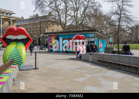Biglietteria e street scultura per il Rolling Stones mostra alla Saatchi Gallery a Chelsea, Londra. Foto Stock