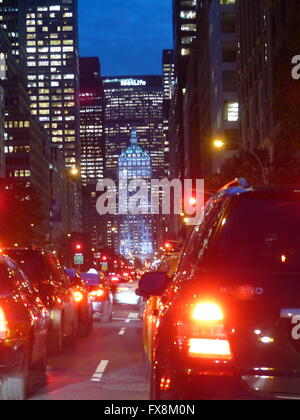 Il traffico automobilistico su Park Avenue Foto Stock