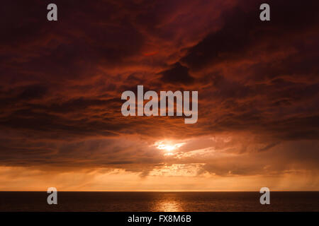 Thundercloud sullo sfondo del tramonto sul mar Baltico Foto Stock