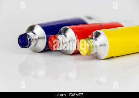 Primo piano della vernice acrilico tubi , blu, rosso e giallo Foto Stock