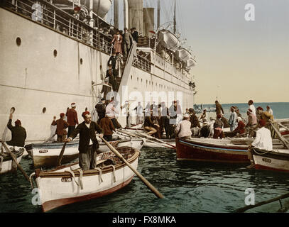 I passeggeri lo sbarco dalla nave da crociera, Algeri, Algeria, Photochrome Stampa, circa 1899 Foto Stock