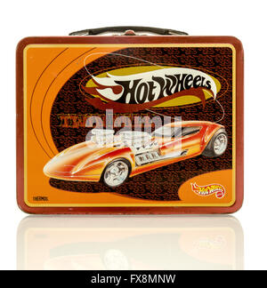 Winneconne, WI - 13 Aprile 2016: scatola di pranzo dotato di ruote a caldo su un isolato sfondo. Foto Stock