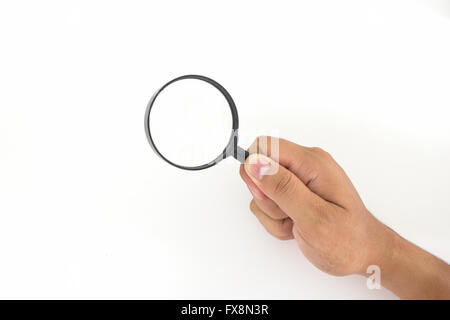 Mano che tiene la lente di ingrandimento contro uno sfondo bianco Foto Stock