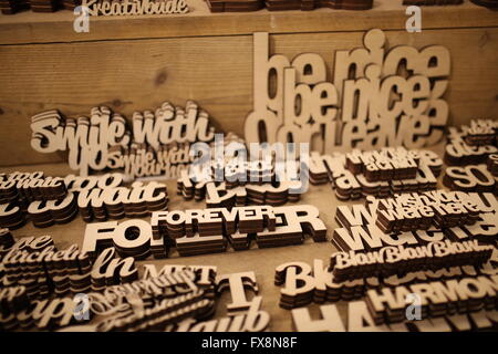 La scrittura scolpito in legno nel fuoco selettivo Foto Stock