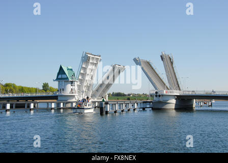 Imbarcazione a vela sotto un'apertura ponte mobile Foto Stock