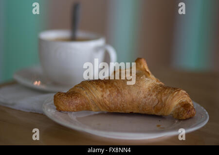 In stile tradizionale francese croissant serviti con Caffe' in un piccolo panificio a Cebu City, Filippine Foto Stock