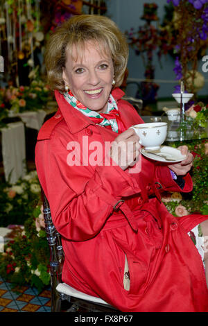 Esther Rantzen al VIP preview giorno del Chelsea Flower Show presso il Royal Hospital Chelsea Foto Stock