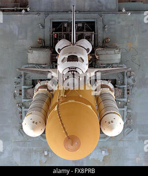 Lo Space Shuttle Atlantis inizia il cammino lento a Launch Pad 39a dal gruppo del veicolo immobile che guarda verso il basso sul razzo al Kennedy Space Center Agosto 20, 1996 a Cape Canaveral, in Florida. Atlantis è programmato per sollevare sulla missione STS-79 intorno a settembre 12. Foto Stock